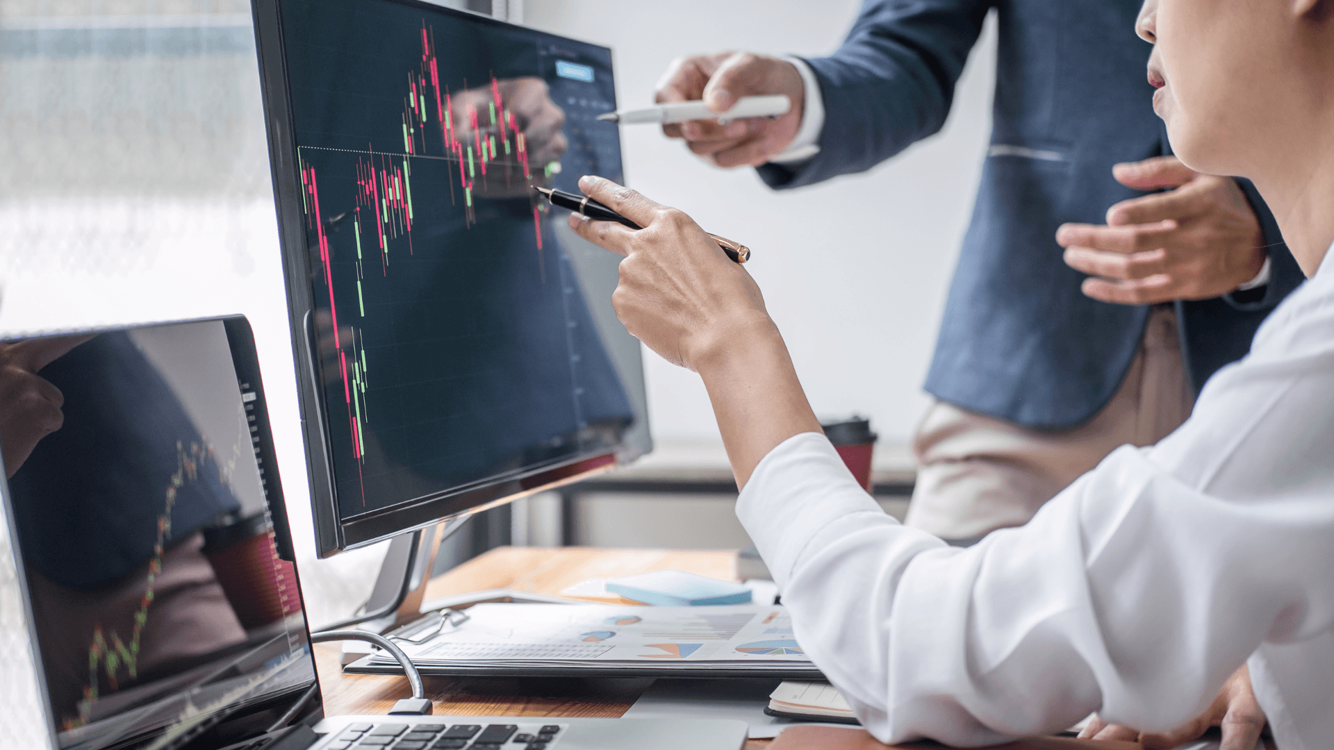 2 business people looking at a graph on a computer